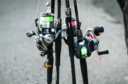 フィールドや状況に合わせて各種準備されたロックフィッシュ用タックル画像