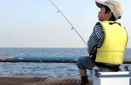 お子様連れの釣りでもベストサイズをしっかり着用させている画像