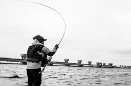 レギュラーアクションのロッドにルアーウェイトを載せてフルキャストしている画像