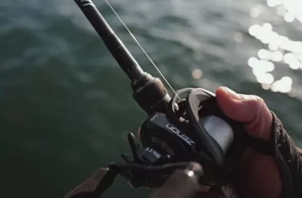 握り込んでじっくりバイトを探る手元画像