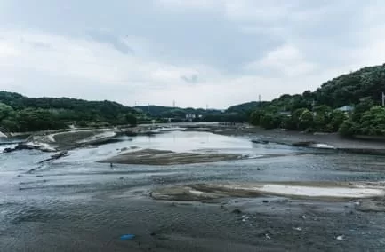減衰時に底が露出したのダム湖の画像