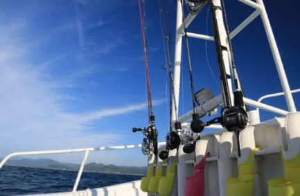 乗合船上にスタンバイしているタイラバ用ベイトタックルの画像