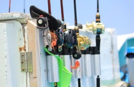 様々なサイズのベイトリールがセッティングされたタイラバタックルの画像