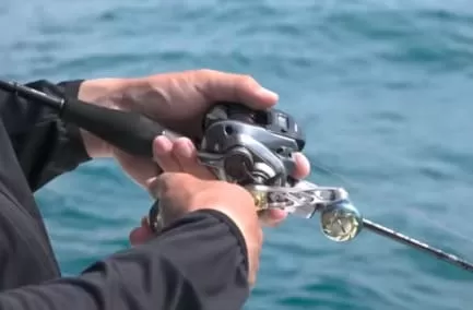 タイラバ用ベイトリール操作の風景画像