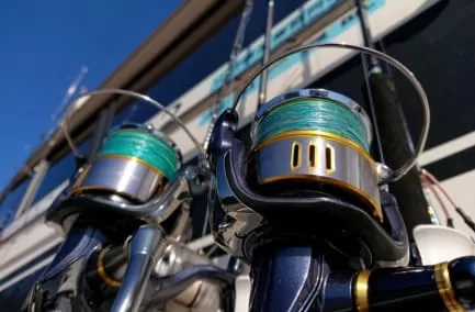 船上にスタンバイ中のオフショアジギング用スピニングタックル画像