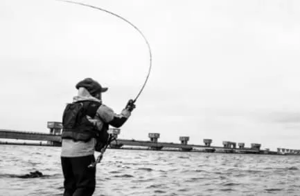 快適爽快なベイトキャストのスイング画像