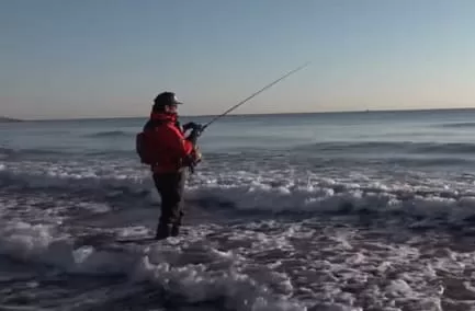 サーフウェーディングでベイトタックルを操る画像