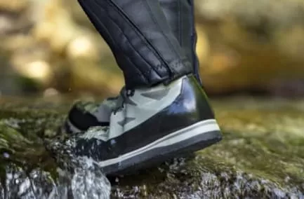 渓流の岩盤とウェーディングシューズの画像