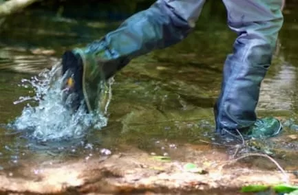 スっキングウェーダーとウェーディングで川幅を超える画像